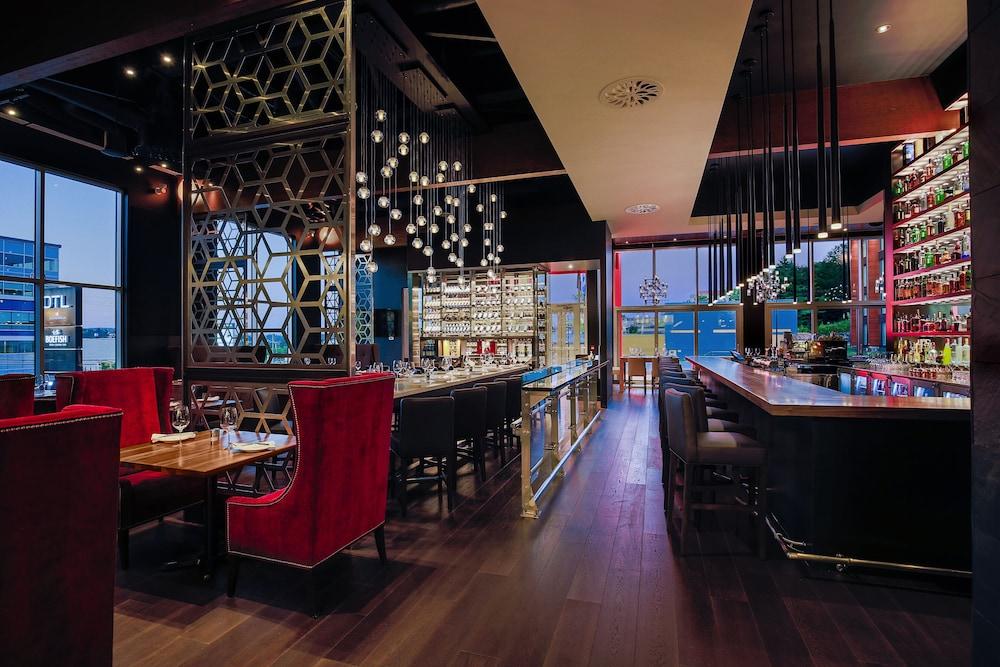 Otl Gouverneur Шербрук Екстериор снимка The bar at the 360° Sky Lounge