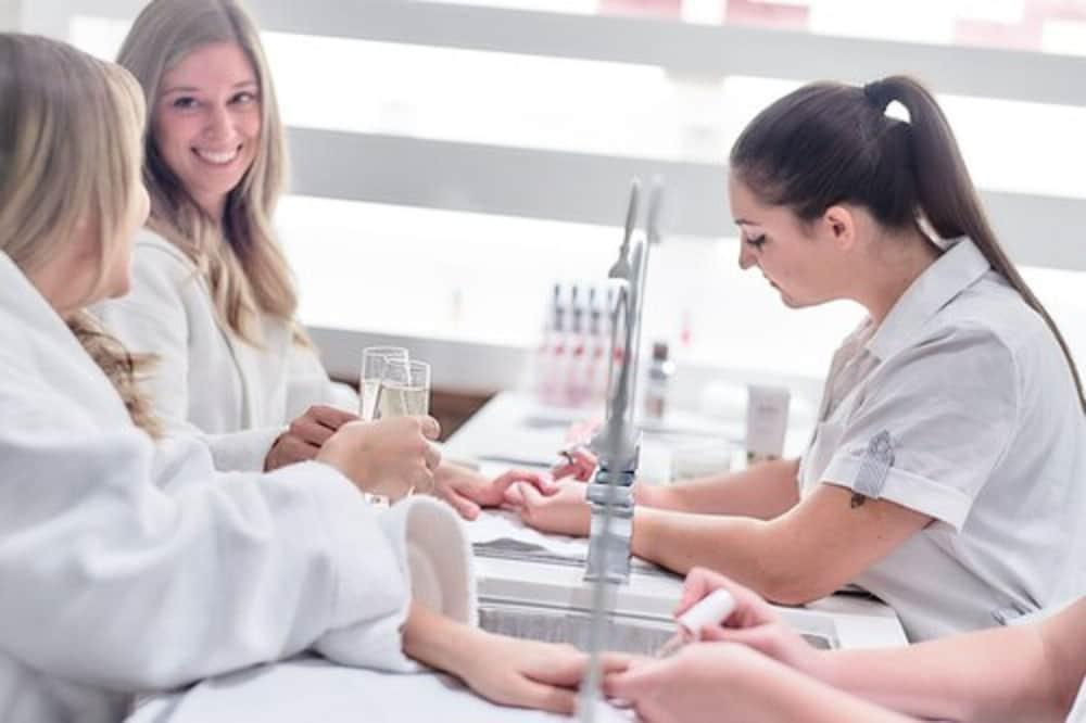 Otl Gouverneur Шербрук Екстериор снимка Students at the International Dermal Institute
