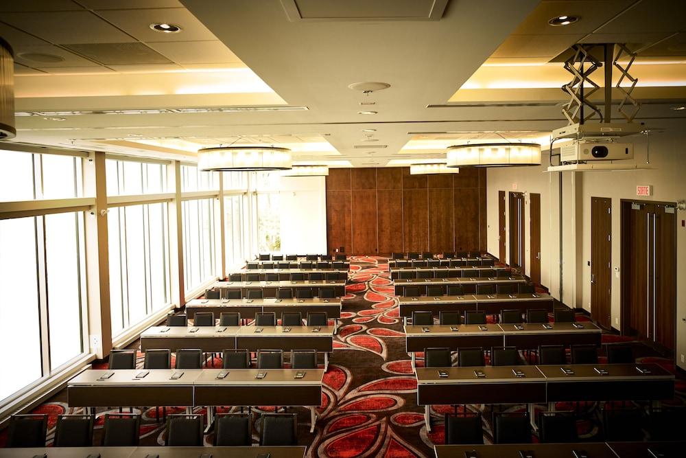 Otl Gouverneur Шербрук Екстериор снимка The 10th floor of the Marriott Center