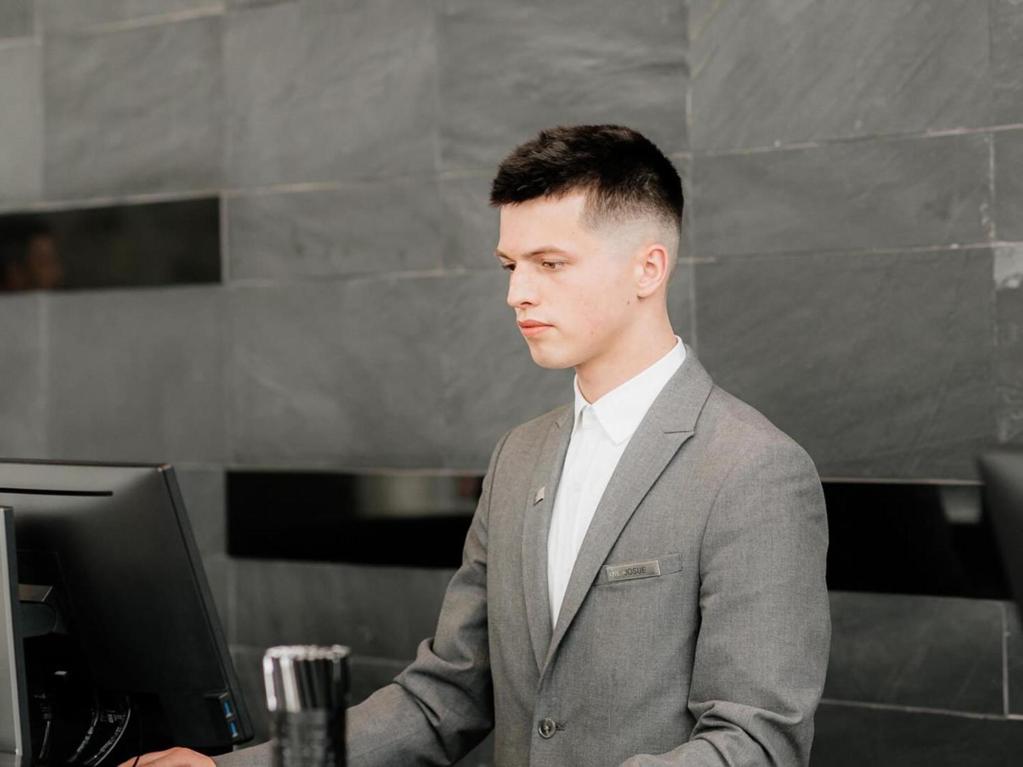 Otl Gouverneur Шербрук Екстериор снимка A man with a fade haircut