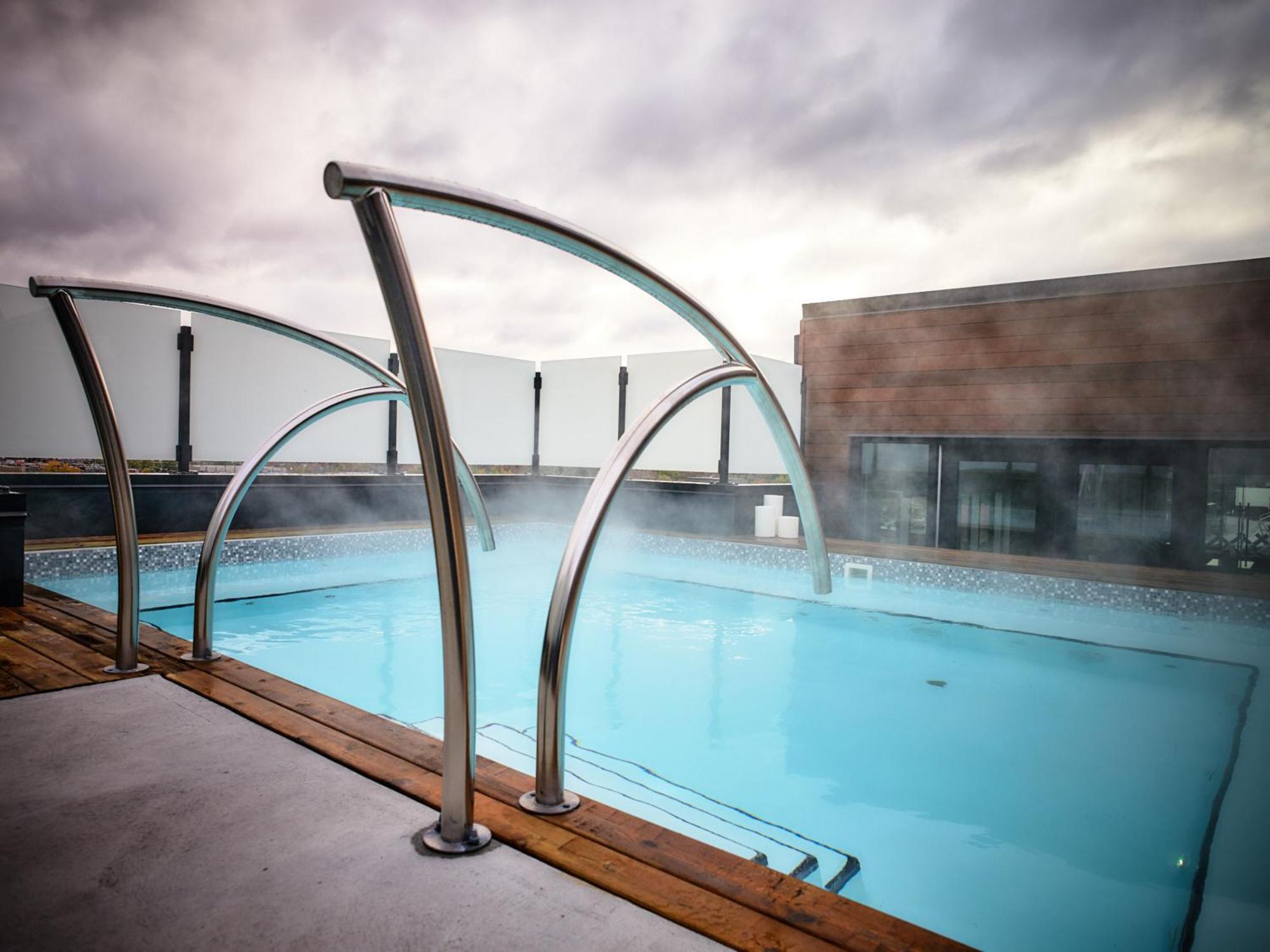 Otl Gouverneur Шербрук Екстериор снимка The rooftop pool at the hotel