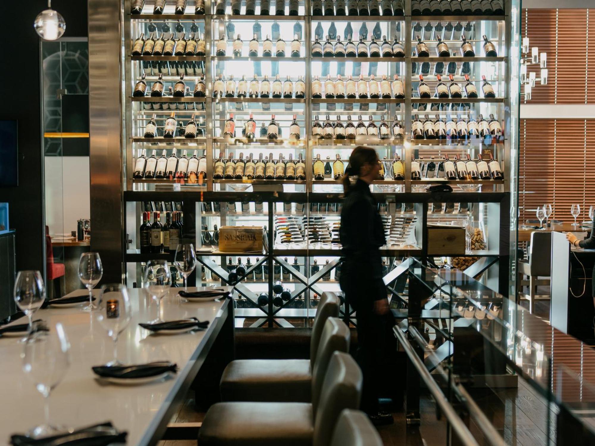 Otl Gouverneur Шербрук Екстериор снимка Wine bar in Tokyo