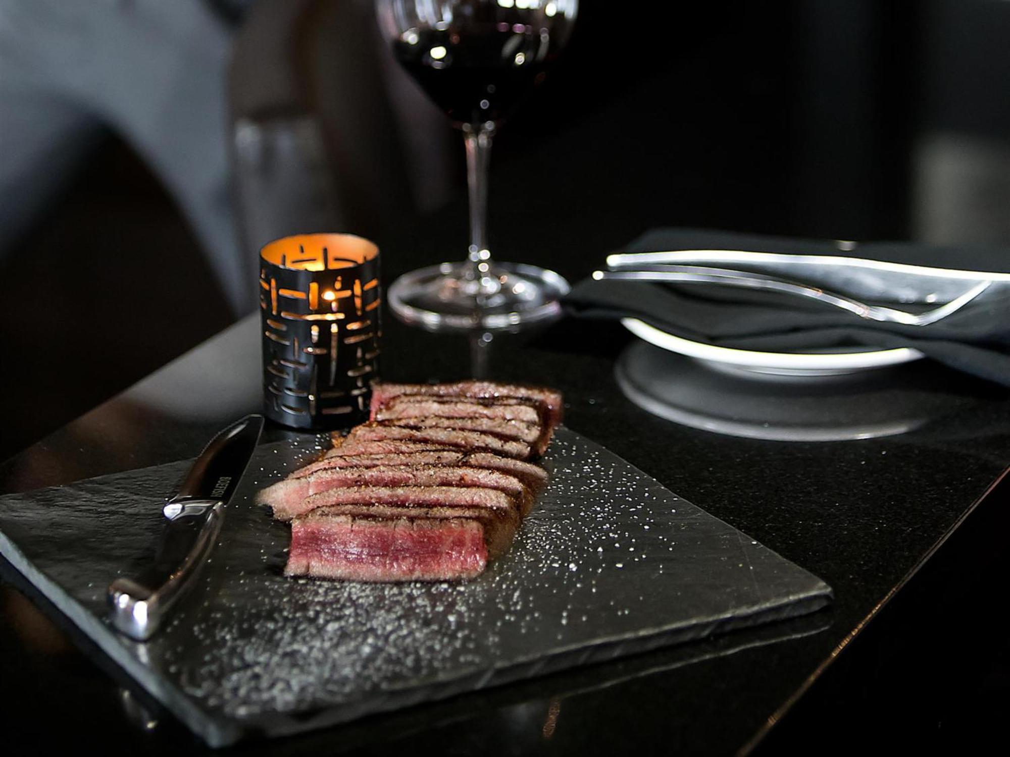 Otl Gouverneur Шербрук Екстериор снимка A steak at the restaurant
