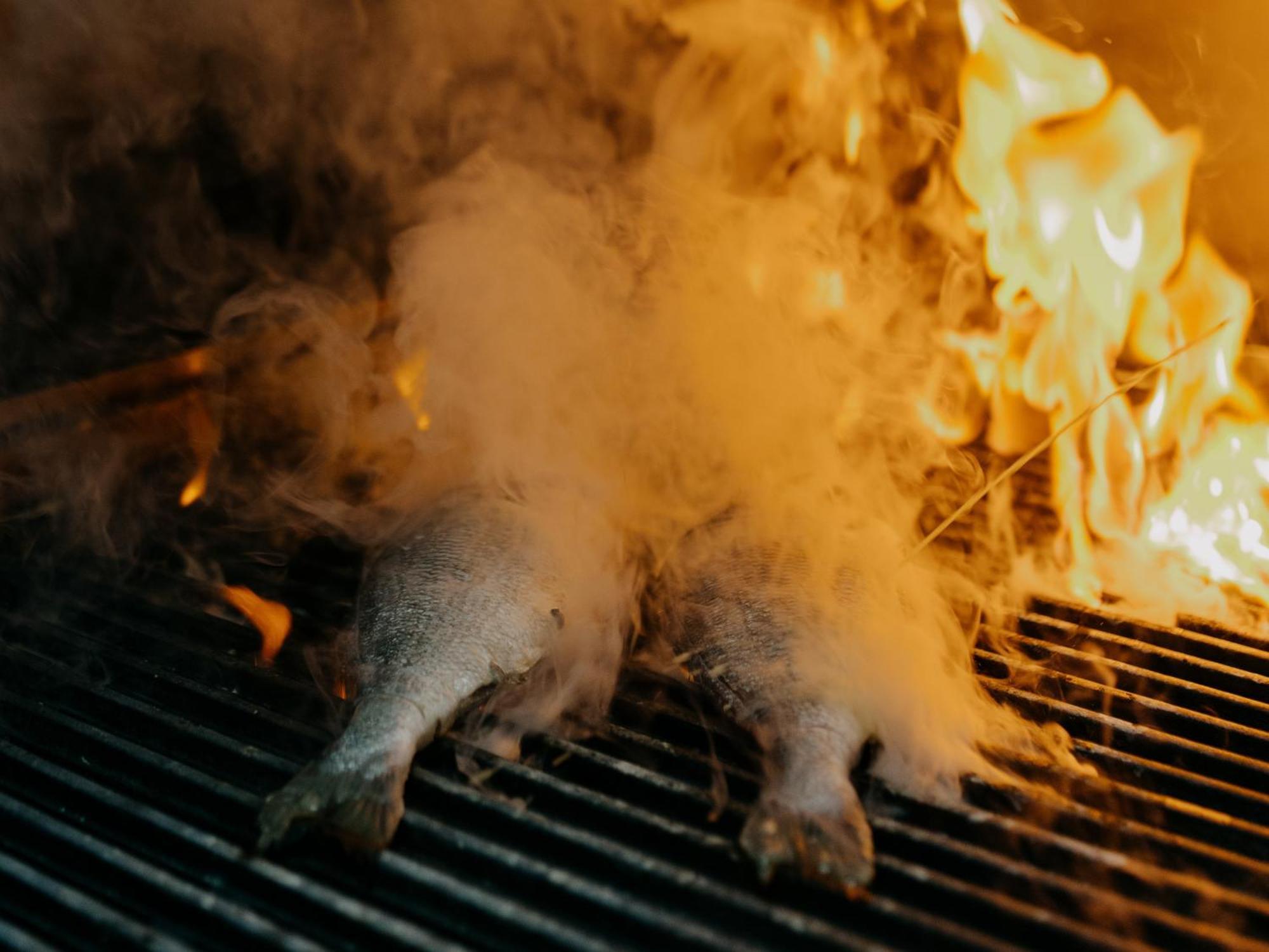 Otl Gouverneur Шербрук Екстериор снимка Smoked fish