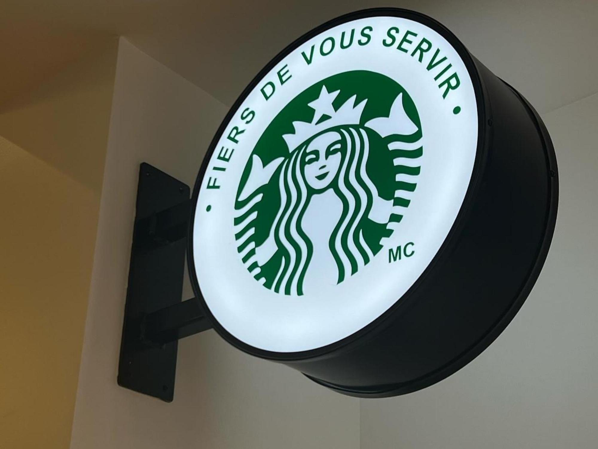 Otl Gouverneur Шербрук Екстериор снимка Starbucks in Paris