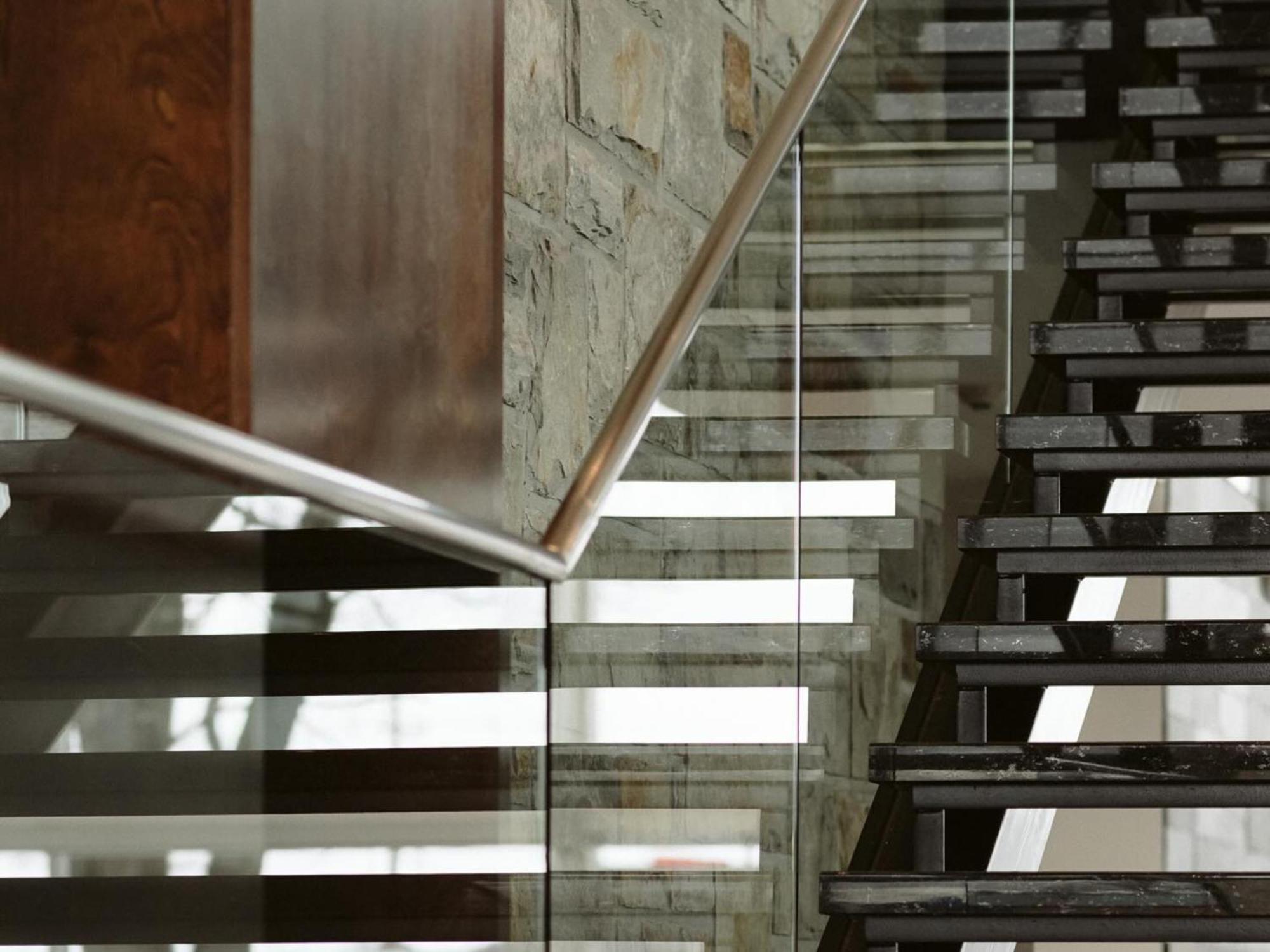 Otl Gouverneur Шербрук Екстериор снимка A glass balustrade