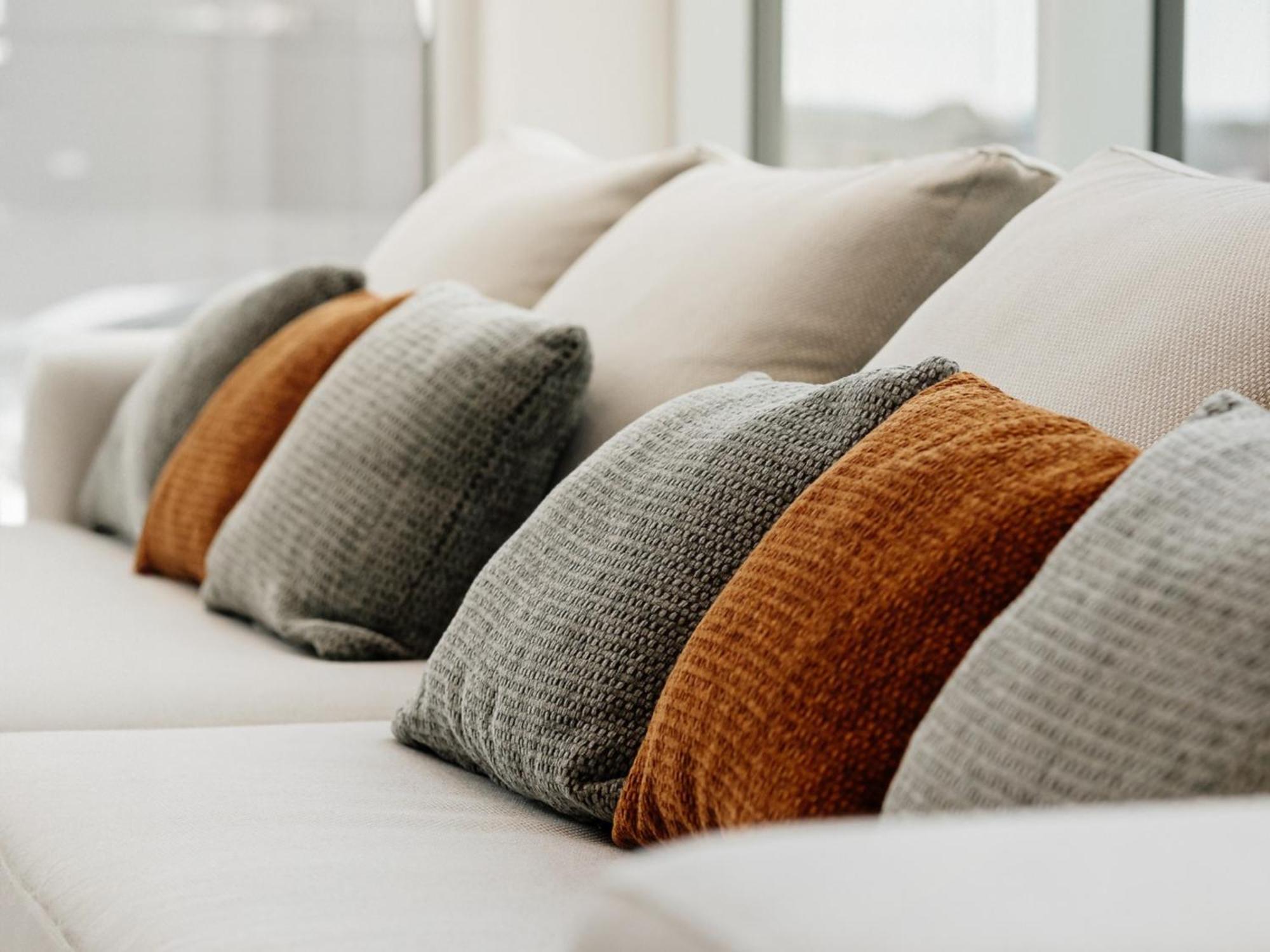 Otl Gouverneur Шербрук Екстериор снимка Cushions on a sofa