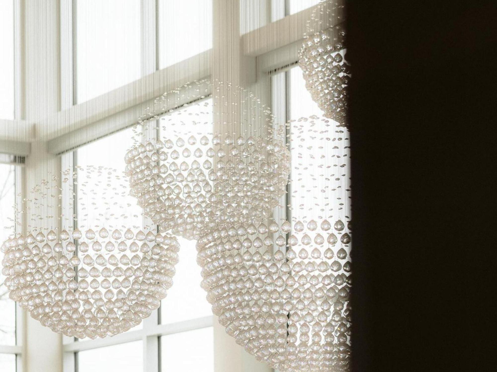 Otl Gouverneur Шербрук Екстериор снимка The 2000 light globes in the foyer of the National Gallery of Victoria