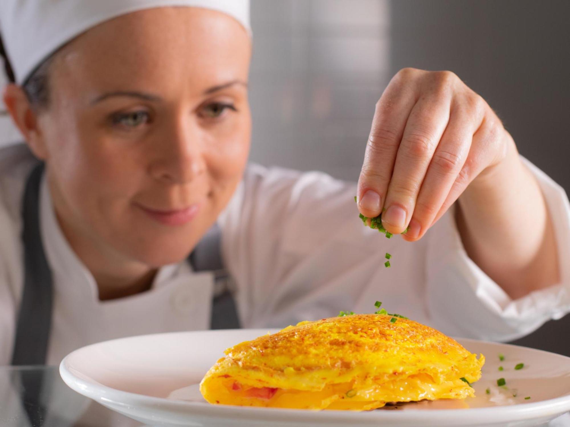 Otl Gouverneur Шербрук Екстериор снимка A chef seasoning a dish