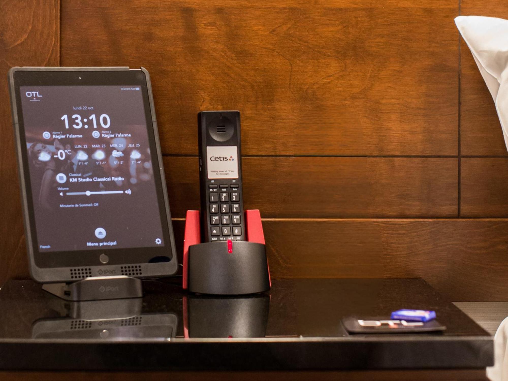 Otl Gouverneur Шербрук Екстериор снимка A phone and a tablet in a hotel room