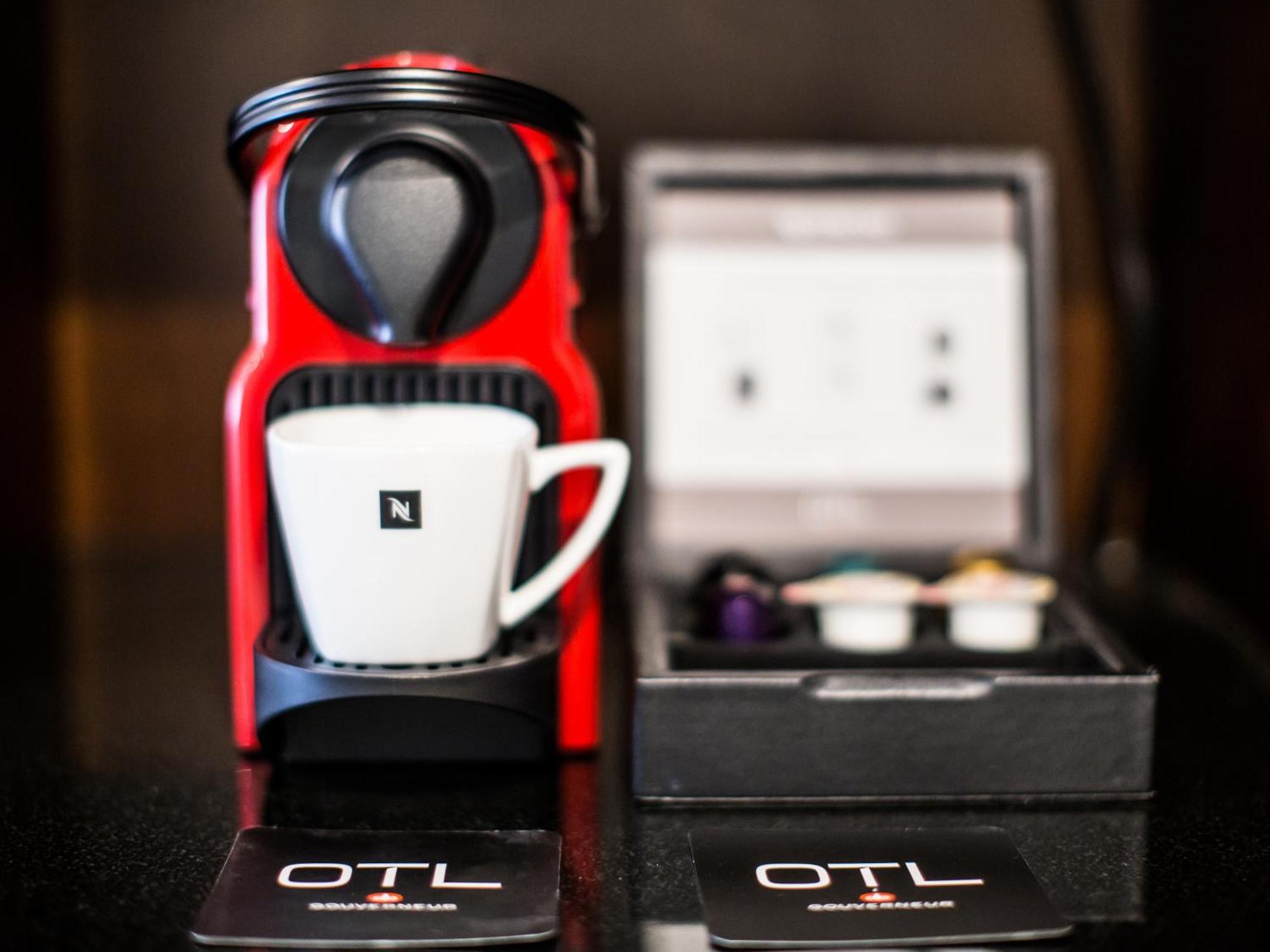 Otl Gouverneur Шербрук Екстериор снимка A Nespresso Inissia coffee machine