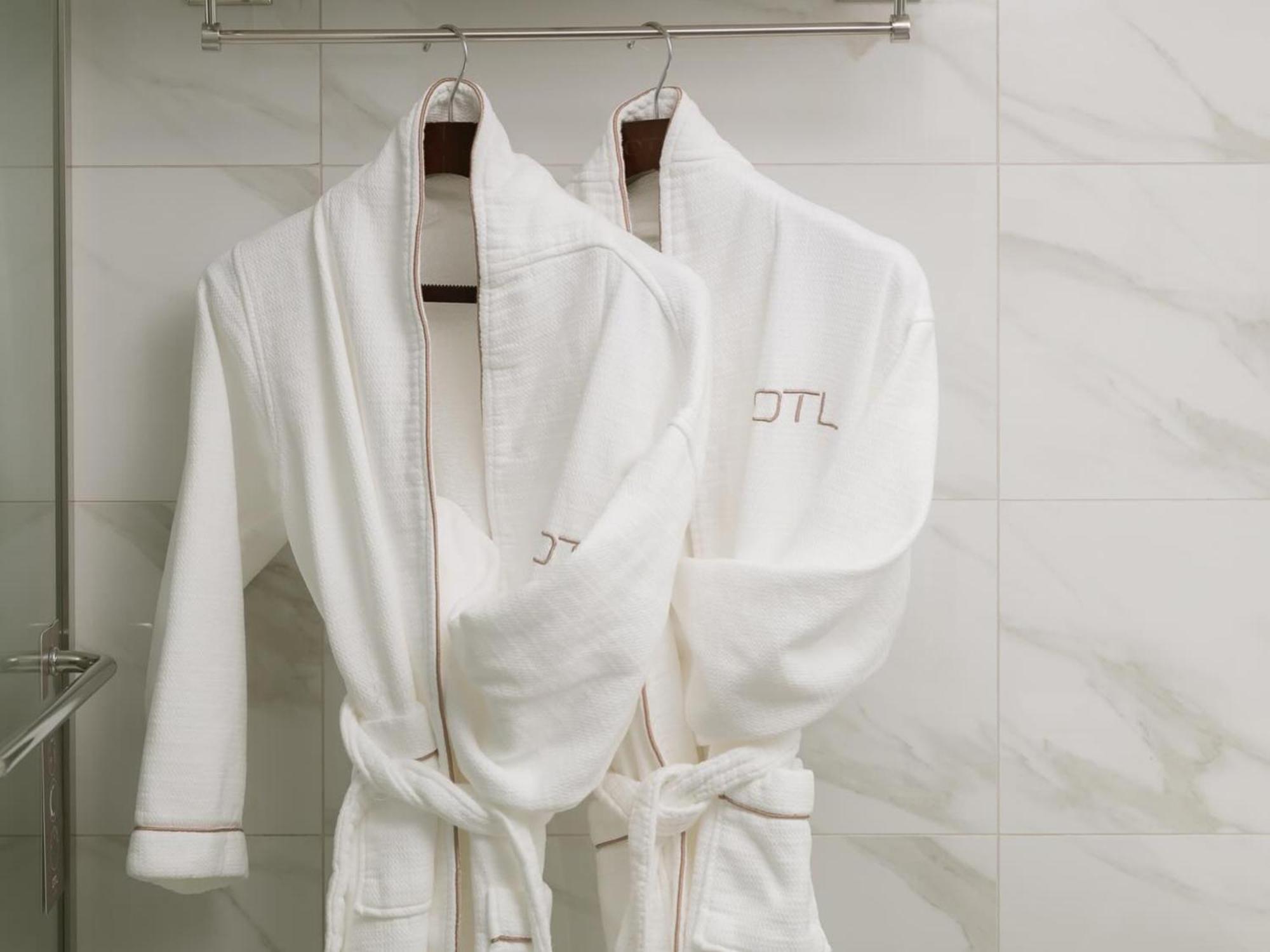 Otl Gouverneur Шербрук Екстериор снимка Bathrobes